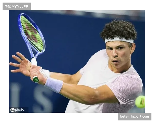 谢尔顿在巴黎大师赛中力克卢布列夫,顺利跻身八强行列 谢尔顿在巴黎大师赛中力克卢布列夫,顺利跻身八强行列